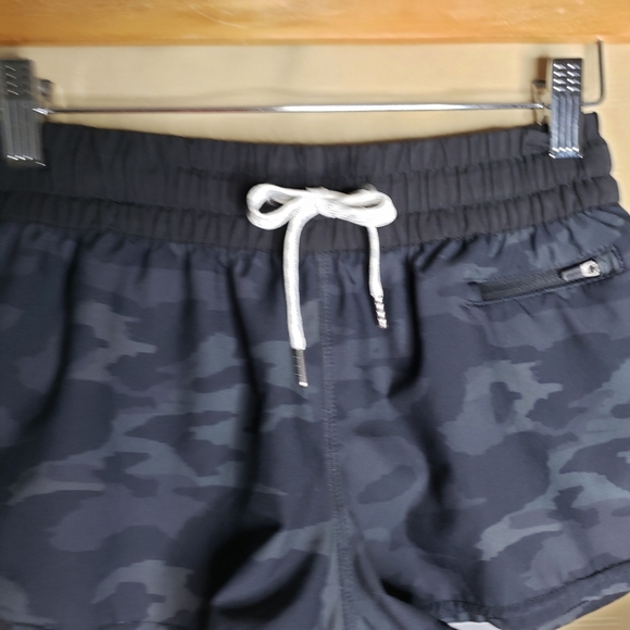 Vuori Womens The Rise The Shine Clementine Shorts Sz XS Black/Gray Camo Running - Picture 3 of 10